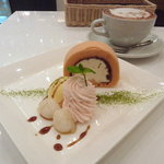 チーズケーキファクトリー - 俳優　成宮寛貴プロデュース「成宮ロール」の｢桜ロール」カプチーノセット　1,150円