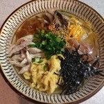 小さなみやげ屋 内原 - パパイヤ漬けを刻んで「鶏飯(けいはん)」にのせました