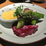 酒とそば まるき - アスパラガスの黄身酢かけ