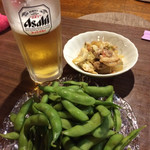 Shusai Dokoro Okan - お通しに、枝豆と肉野菜炒めが出てきた！