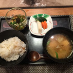 おとぎの宿米屋 - 2015 夏のおとぎ会席「ガリバー旅行記」〜巨人の国へ〜
      7話 食事「初めての出会い」（金太郎・桃太郎）
      麦ごばん
      ネバネバ野菜
      つるむらさき