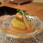 おとぎの宿米屋 - 2015 夏のおとぎ会席「ガリバー旅行記」〜巨人の国へ〜
      ５話 煮物「陽射しと影」（アリとキリギリス）
      鱸
      夏野菜
      冬瓜
      茄子
      ペコロス