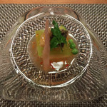 おとぎの宿米屋 - 2015 夏のおとぎ会席「ガリバー旅行記」〜巨人の国へ〜
      ５話 煮物「陽射しと影」（アリとキリギリス）
      鱸
      夏野菜
      冬瓜
      茄子
      ペコロス