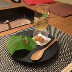 おとぎの宿米屋 - 2015 夏のおとぎ会席「ガリバー旅行記」〜巨人の国へ〜
      ２話 吸物「水のオーラ」（人魚姫）
      鱧
      ジュンサイ
      ラディッシュ
      とうもろこしみそ天ぷら