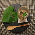 おとぎの宿米屋 - 2015 夏のおとぎ会席「ガリバー旅行記」〜巨人の国へ〜
      ２話 吸物「水のオーラ」（人魚姫）
      鱧
      ジュンサイ
      ラディッシュ
      とうもろこしみそ天ぷら