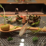 おとぎの宿米屋 - 2015 夏のおとぎ会席「ガリバー旅行記」〜巨人の国へ〜
                                １話 前菜「そこは別世界」
                                フルーツトマトふかひれゼリー
                                カジキマグロスモーク
                                枝前
                                稚鮎南蛮漬
                                豆の種（アボカド）