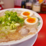 ラーメン魁力屋 - 特製醤油肉玉ラーメン（背脂多め）980円