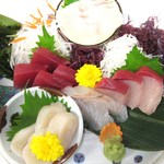Assortment of 5 types of fresh sashimi
