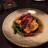 三と十 - ◯ベーコンとほうれん草のソテー、ふわふわ卵乗せ
                  ほうれん草の味がしっかり活かされつつ、絶妙な火通し加減。ベーコンもパリッとジューシー、卵がとろとろ。