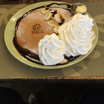 PAUS - チョコバナナホイップのパンケーキに、さらに“ホイップクリーム富士山”をトッピング追加しています。