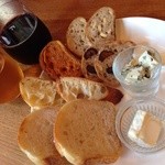 シニフィアン シニフィエ - おすすめプレート1080円税込 パン6種とチーズ3種の盛合せで