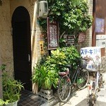 ステーキ宮川 - 外観写真:道路から見た外観