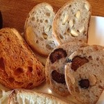 シニフィアン シニフィエ - おすすめプレート 左から時計回りでドライトマトとレモンピールのパン、ピカン、フィグ・エ・フィグ