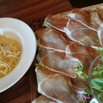 イタリア食堂amico - 切り立て‼パルマ産生ハムとルッコラのペペロンチーニ