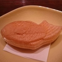 一心鮨 光洋 - バニラアイスが入った最中。アイスの隠し味には味噌キャラメルが。