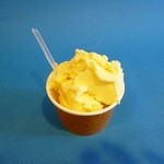 カウボーイ - モモコアイス（ミルクと卵黄を使用した昔からの酪農家のホームメイドアイスを再現。）