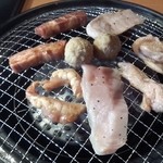 赤から - 網焼き風景をカミさんの脳に焼き付けます