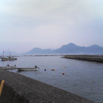 やま弥 - 店の前の海