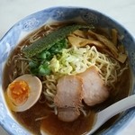 ラーメン爺 - 冷やしラーメン(1.5玉) 650円　今日から始まった夏季限定メニュー。冷えてスープがとろっとした旨味がぎゅっと凝縮した味わいです。煮干・鰹・豚骨清湯の正油ラーメンのスープがベースになってます。