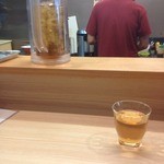 麺処 鶏谷 - カウンター席（お茶がウマイ）