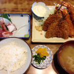 弥次喜多 - 梅定食2200円、エビフライ2、アジフライ2、刺身としじみの味噌汁