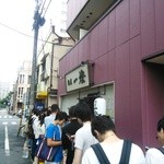 麺屋一燈 - 店構えと行列の一部