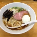 煮干ソバ 黒（750円）＋出汁打ち込み式味玉（100円）