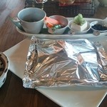 ヒルトコ カフェ - ホイルに包まれたハンバーグ♪