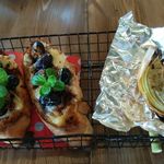 ヒルトコ カフェ - きまぐれランチの黒豆パンとローストオニオン♪