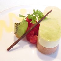 アンシャンテ - プレジール 2700円 の抹茶と紅茶のムース フルーツ添え