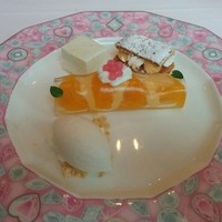 モナリザ 丸の内店 - 透明のロールの中にはみかん