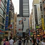 カサ・ベリヤ - JR新宿駅からコマ劇場跡地のホテルを過ぎて職安通りに向かいます。catorce de junio de 2015