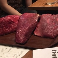 听屋 六本木 - 吉祥寺の听屋【ぽんどや】が六本木へ！1g単位の測り売り。いきなりステーキと似てるけどこちらは、座ってゆっくりと、国産の赤身が得意。何よりも、赤身を客席で見ながら検討できるのはダイナミック！