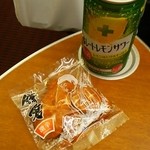 鎌倉壱番屋 - 帰りのロマンスカーでも唐辛子煎餅をつまみます！