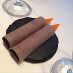 レストラン サンパウ - はじめは布に包まれたトウモロコシ粉でできたチップスのようなもの。
      布ごと手で取っていただきます。