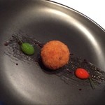 比内地鶏とお米のクロケッタ、唐辛子のゼリー、紫マスタード★
          はクロケッタ自体が上品な上、二色の唐辛子ゼリーとよく合います。
          唐辛子の形をしたゼリーを割ると、中から唐辛子ピュレが出てきます！
          