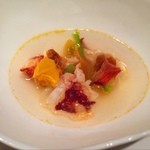 レストラン サンパウ - お次はブルターニュ産オマール海老、オリアイゴ、ソブラサダ、カリカリパン★
      
      
      カリカリパンはやわやわになって食感もよいし、他に見たこともない具材が入っていました。
      