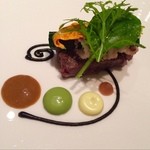 お次は海と山と題したイカリングと鴨のハンバーグの一品★
          
          
          ビジュアルがとても素敵で芸術作品！
          まずはしばらく目で見て楽しみました。