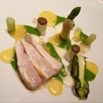 レストラン サンパウ - 魚料理は石鯛、緑と白のアスパラガス、黒ニンニク
      
      