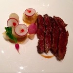 レストラン サンパウ - 肉料理はホセリート社イベリコ豚のプルーマ、パイナップルとラディッシュ