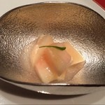 レストラン サンパウ - お次はリフレッシュフルーツと題した白桃のコンポート★
      爽やかな香りが漂い、とても上品！
      