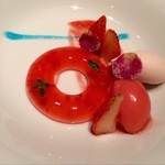 レストラン サンパウ - お次のデザートはイチゴとバラ、ブルーキュラソー★
      