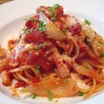 ご近所の「トリオクラブ」のベーコンと新玉ネギのピリ辛トマトソース