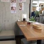 欧風カレー　小夢 - 清潔感があり、機能的によくまとまった店内