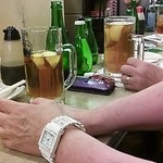 酒場 ふくろ - カウンターには緑の焼酎瓶が並ぶ～♪