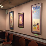 Kohi Baka - 額に飾られているのは、マスターと友禅染教室の生徒さんの作品。