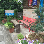 Kohi Baka - 外のベンチ。お煙草はこちらで。