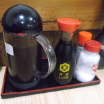 にし与 - 卓上の調味料類