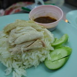 Kuang Heng Pratunam Chicken Rice - 辛いソースがカップでついてきます。