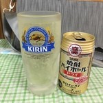 福栄のから揚げ - 焼酎ハイボールは冷えたグラスに移してくれます。(^O^)